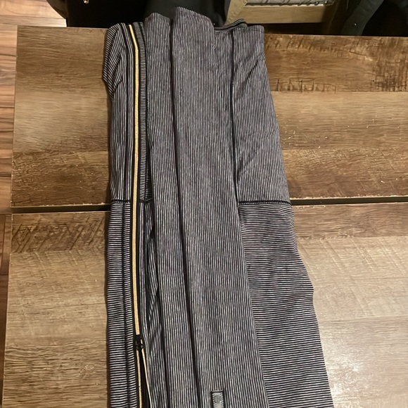 Lululemon Scarf Black and White Stripe with Gold Zipper - Picture 3 of 3